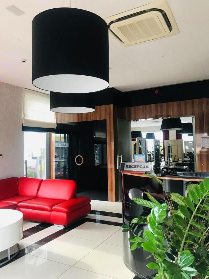 Restauracja 32 Motel グリフィツェ エクステリア 写真
